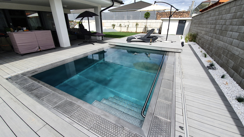 Pojízdná terasa s podélným posunem k bazénu 4,3m x 6m