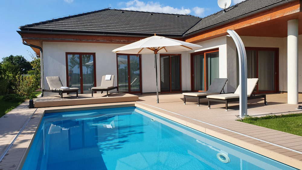 Pojízdná terasa s děleným posunem k bazénu 4,3m x 6m