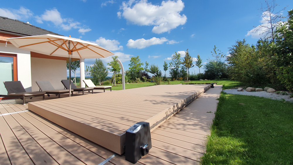 Pojízdná terasa s děleným posunem k bazénu 4,4m x 8,4m