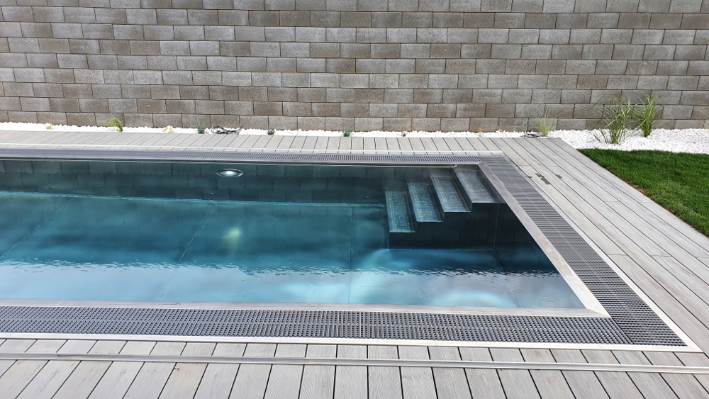 Pojízdná terasa s podélným posunem k bazénu 4,3m x 6m
